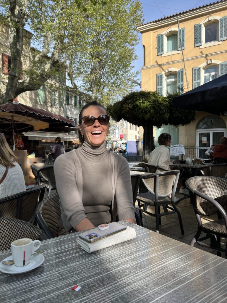 Andrea lacht im Café