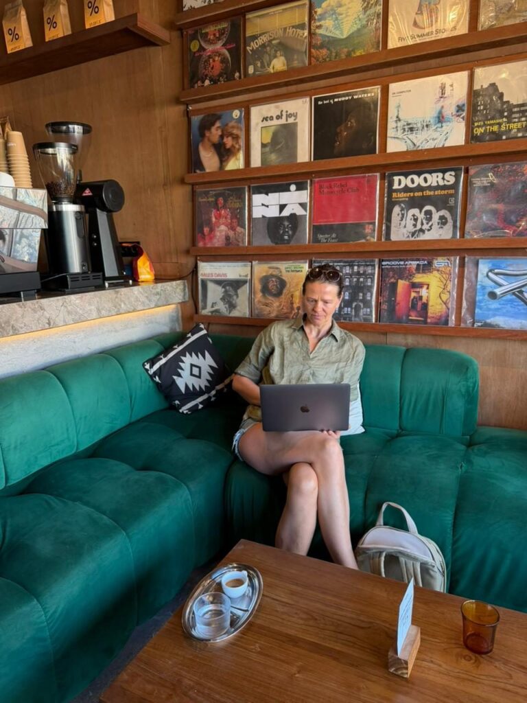 Andrea mit Laptop