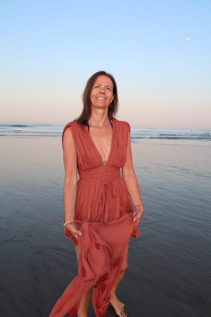 Andrea im roten Kleid am Strand bei Abendlicht