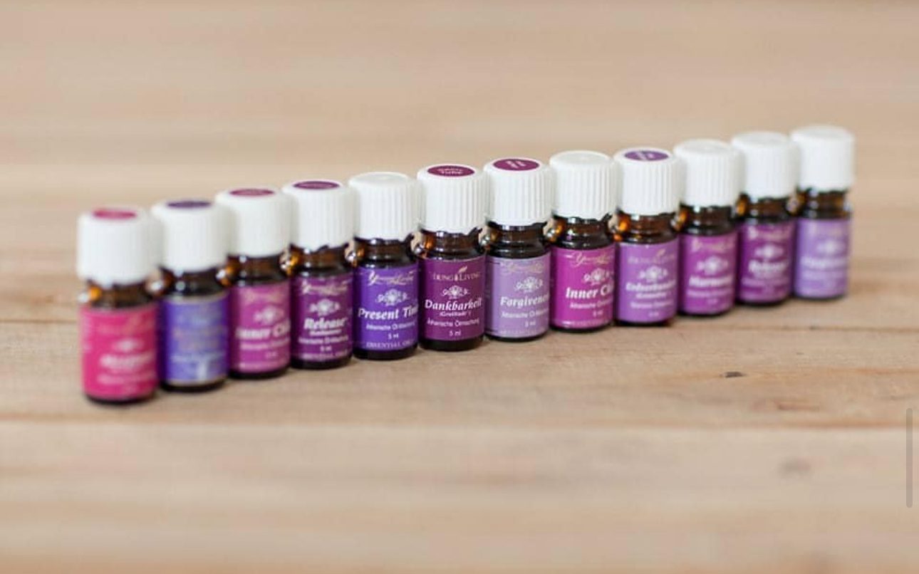 Young Living Öle auf einem Holztisch